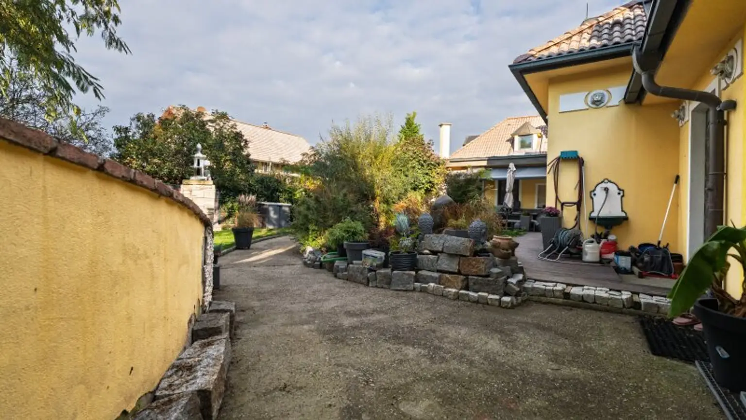 Paradies-Liebhaber aufgepasst! Detailreiches Ein oder Mehrfamilienhaus!