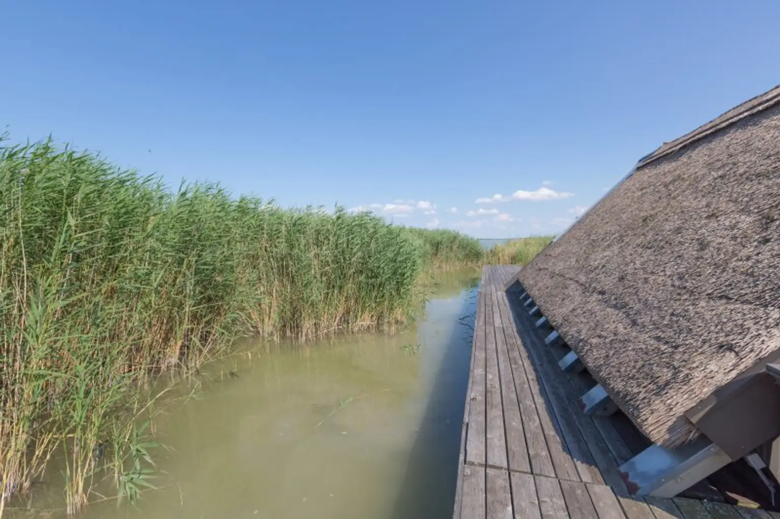 Neu adaptierte Spitzhütte in Toplage am offenen See