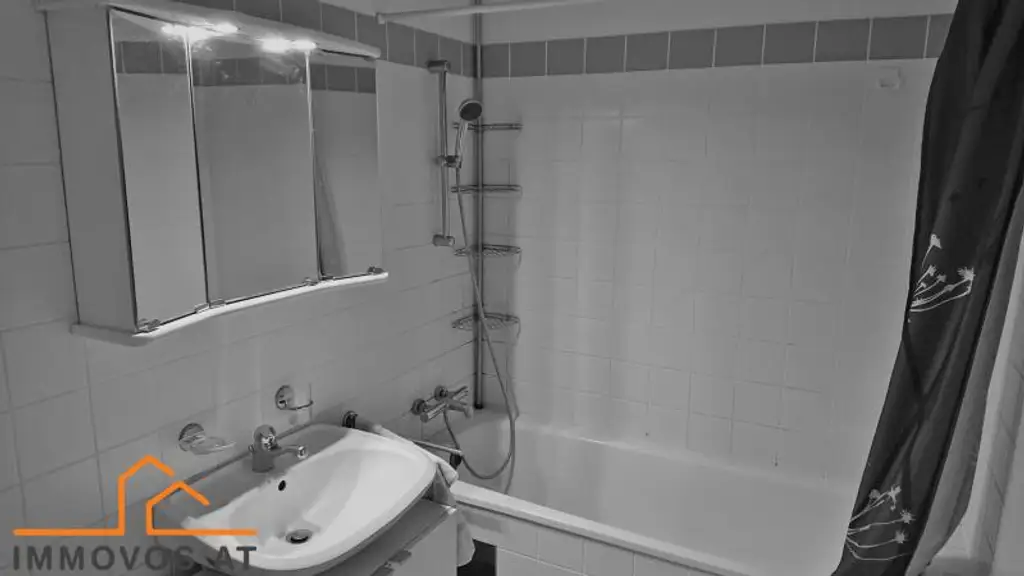 Drei Zimmer Wohnung ++ Loggia