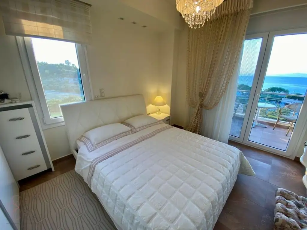 Pefkochori – Stilvolle Maisonette auf großem Grundstück nur wenige Schritte vom Strand