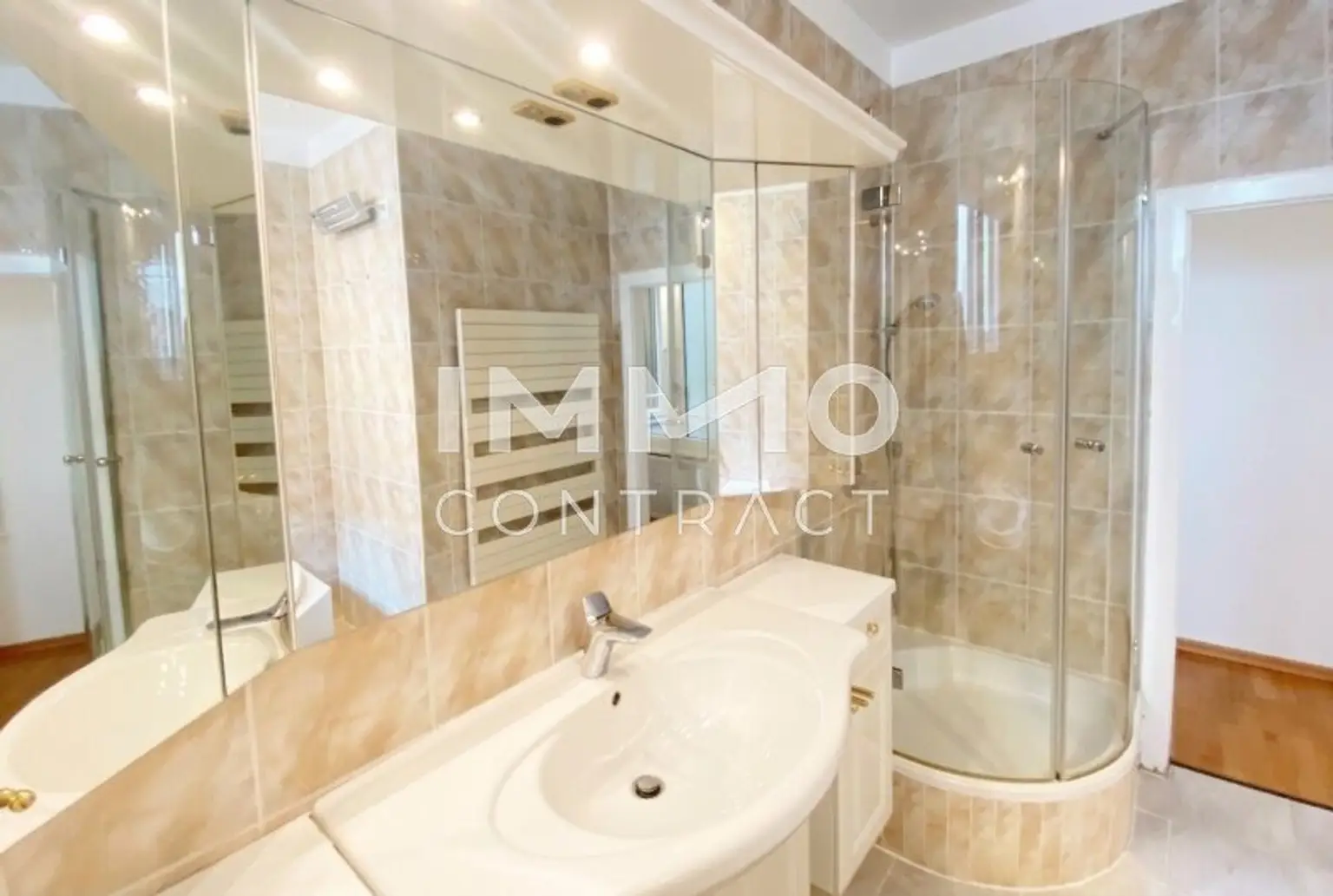 Badezimmer mit Dusche und Badewanne