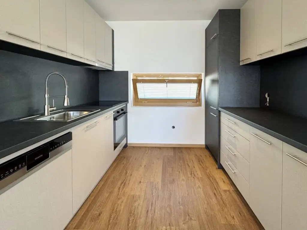 Traumlage bei der UNO-City – moderne Wohnung mit Loggia