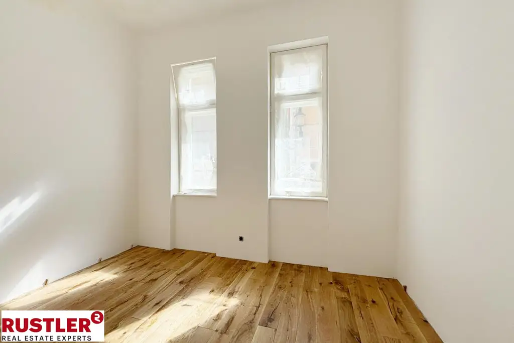 Stil, Größe und ein Blick, der verzaubert 
Stilvolle Altbauwohnung mit Balkon zur St. Othmar Kirche