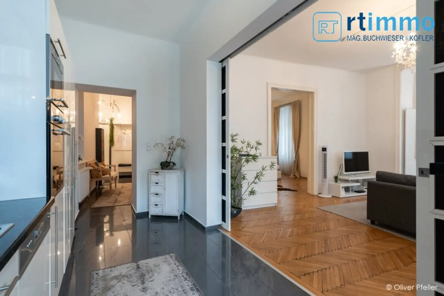 IHR NEUES ZUHAUSE WARTET: ELEGANT EINGERICHTETE ALTBAUWOHNUNG