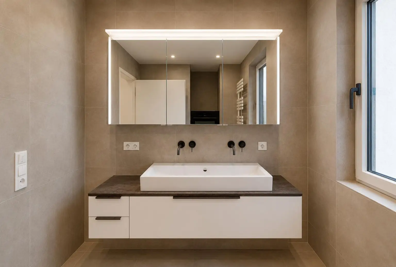 Wohnung - Badezimmer .