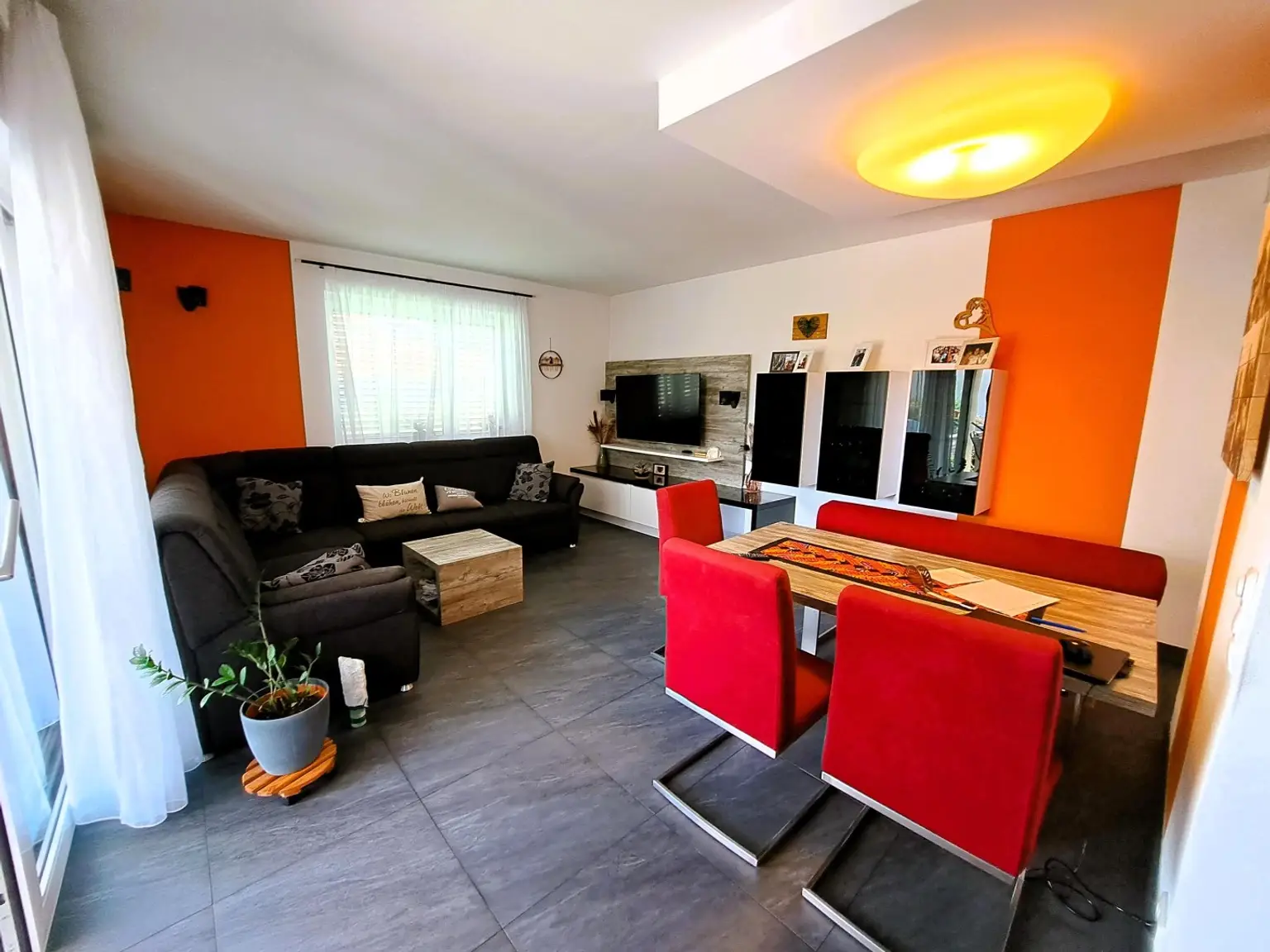 Wohnjuwel mit 2 Wohnungen (ca. 290 m² Wfl.), 2 Terrassen, Gartenareal mit Pool & Poolhaus - Neuzeug