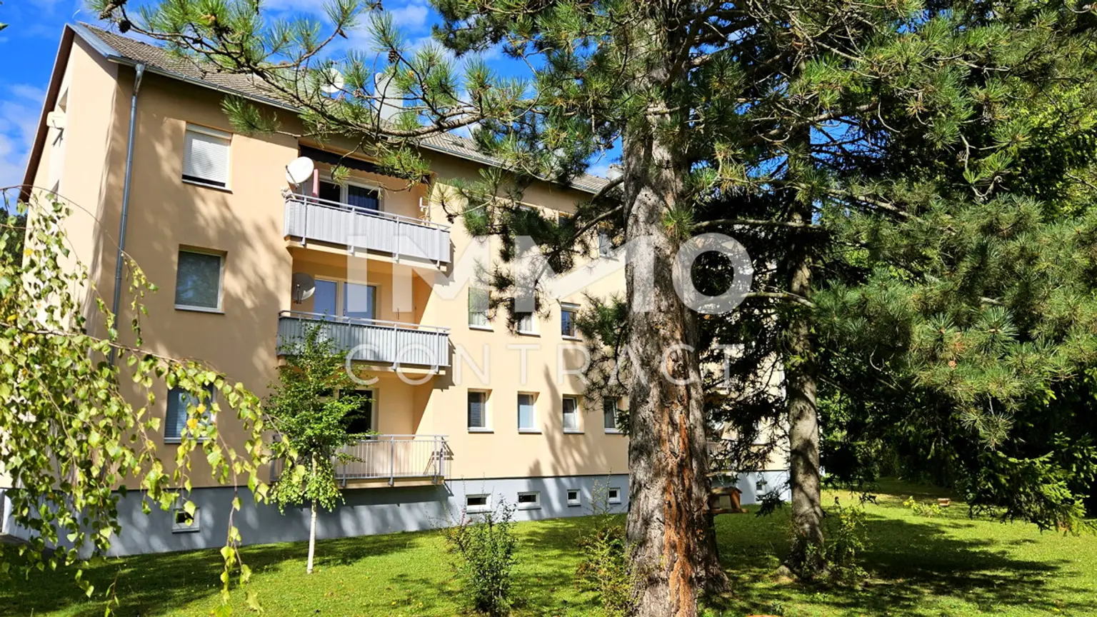 Lichtdurchflutete, renovierungsbedürftige 3-Zimmer-Wohnung mit großer Süd-Loggia