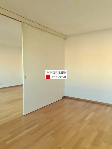 GEMÜTLICHE 2-ZIMMERWOHNUNG MIT LOGGIA, ALLE NEBENRÄUME, GARAGENSTELLPLATZ IM EIGENTUM