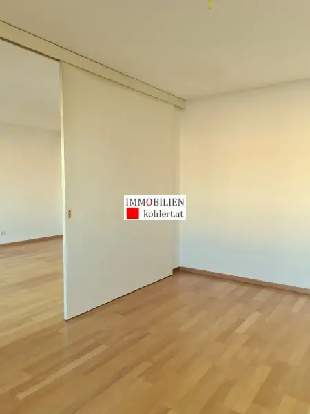 GEMÜTLICHE 2-ZIMMERWOHNUNG MIT LOGGIA, ALLE NEBENRÄUME, GARAGENSTELLPLATZ IM EIGENTUM