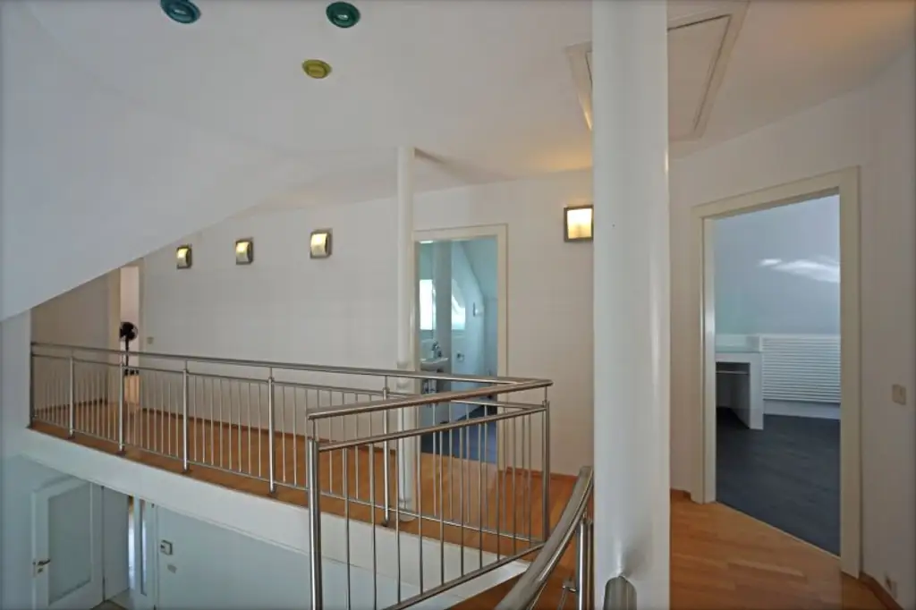 Repräsentative Villa mit Pool und Wellnessbereich in sonniger Waldrandruhelage