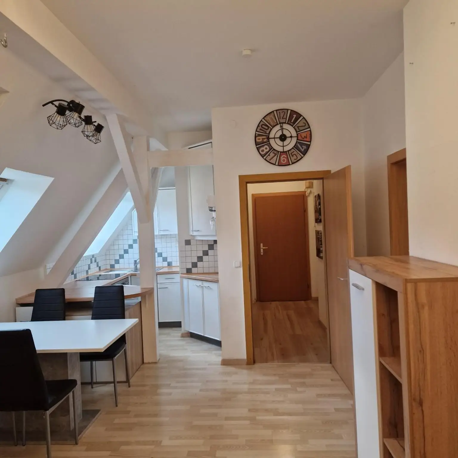 Voll möblierte 2,5-Zimmer-Dachgeschoßwohnung, 1 Monat mietzinsfrei!