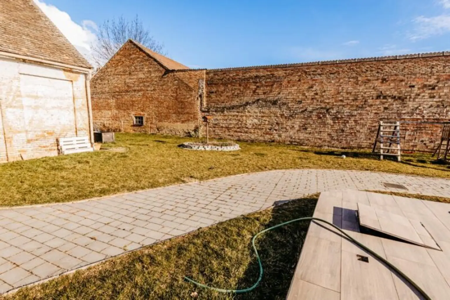 Verträumtes Bauernhaus neu adaptiert (2013) mit Toreinfahrt, Pool, Stadel und Schuppen