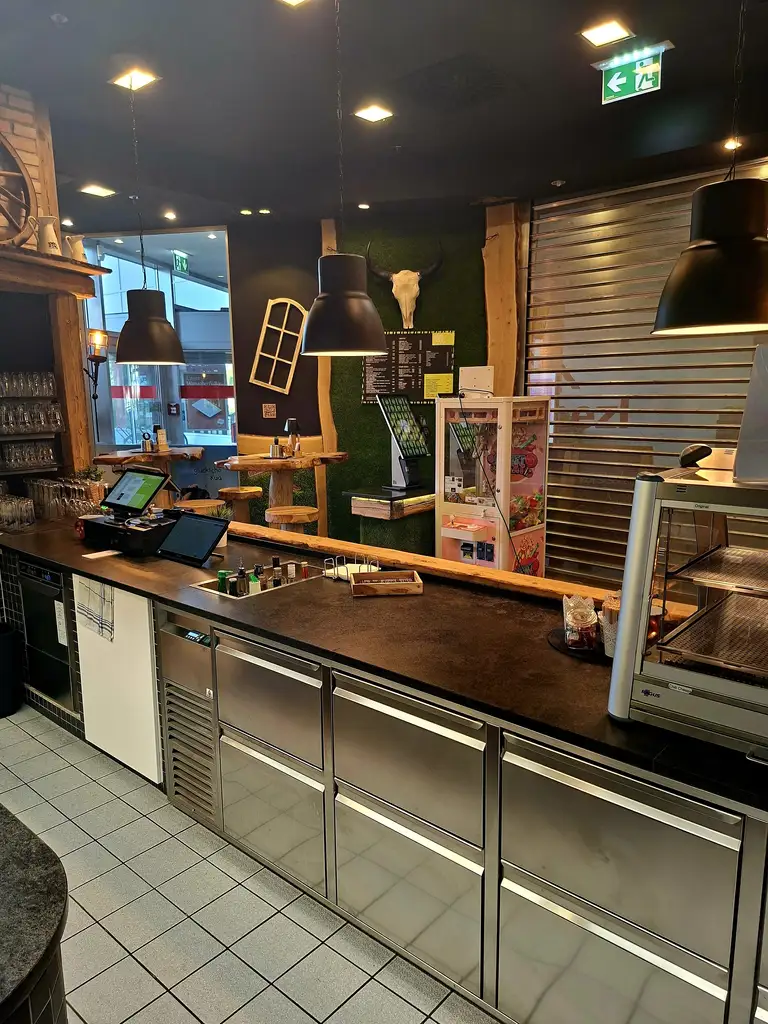Ebenerdiges Gastronomielokal im hoch frequentierten HAID CENTER sucht Nachfolger!