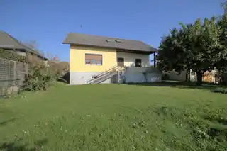 Blick vom Garten zum Haus