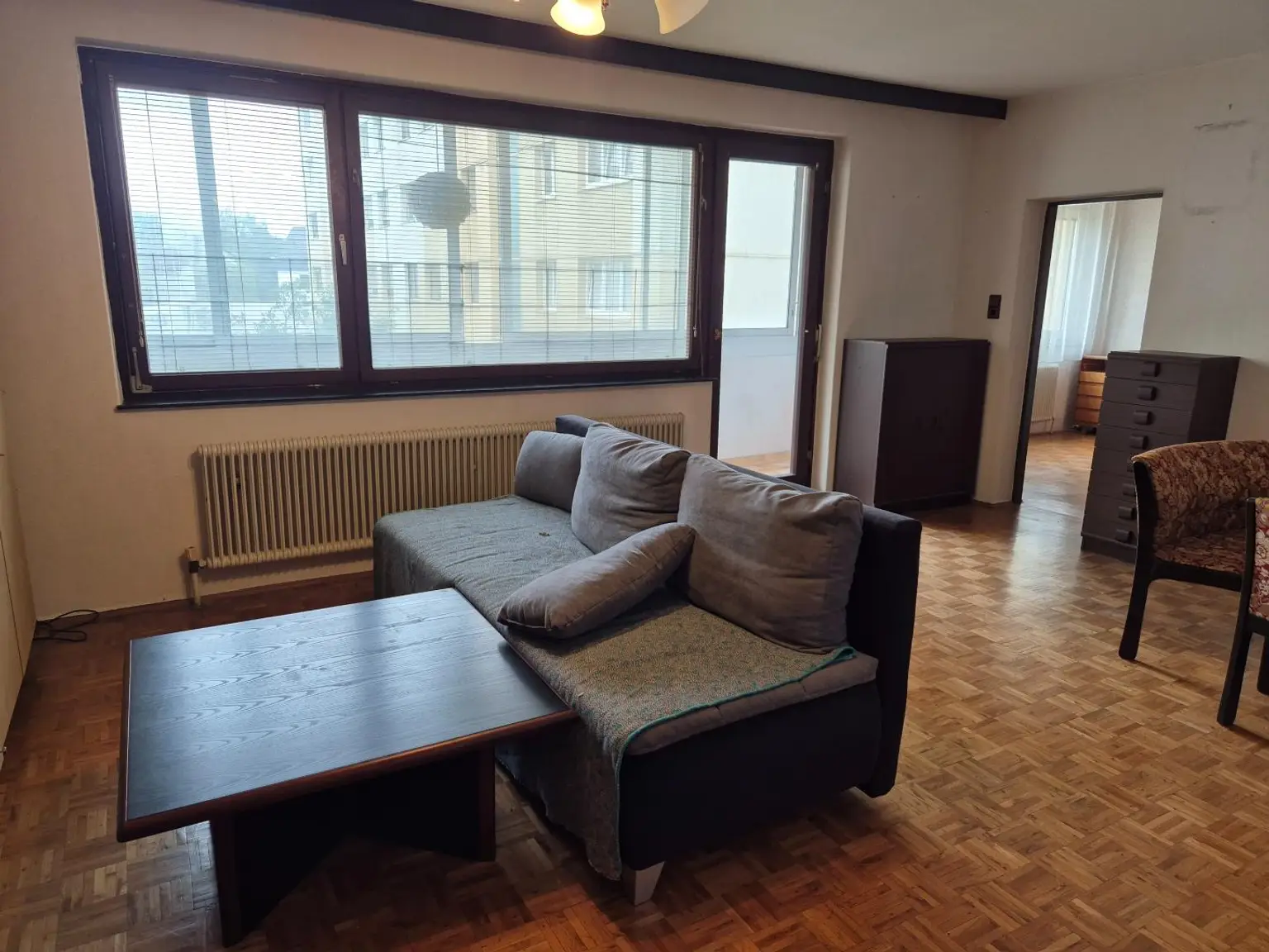 Renovierungsbedürftige 4 Zimmer Wohnung mit Loggia