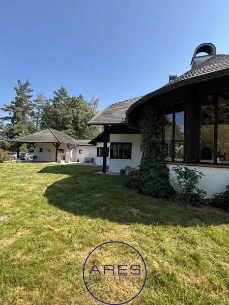 Villa mit Teich in Einzellage mit arrondierten ca. 5,6 ha großen Eigengrund