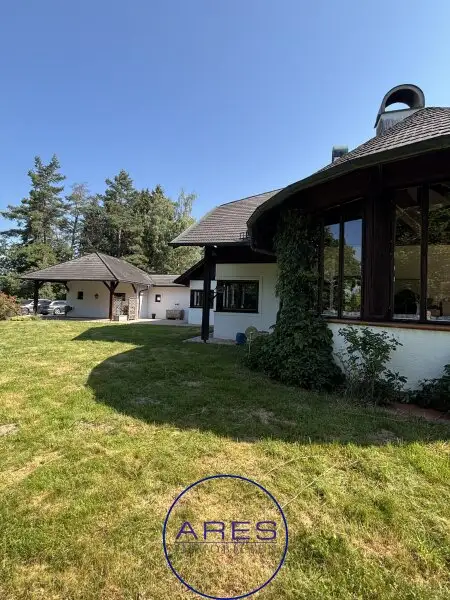 Villa mit Teich in Einzellage mit arrondierten ca. 5,6 ha großen Eigengrund