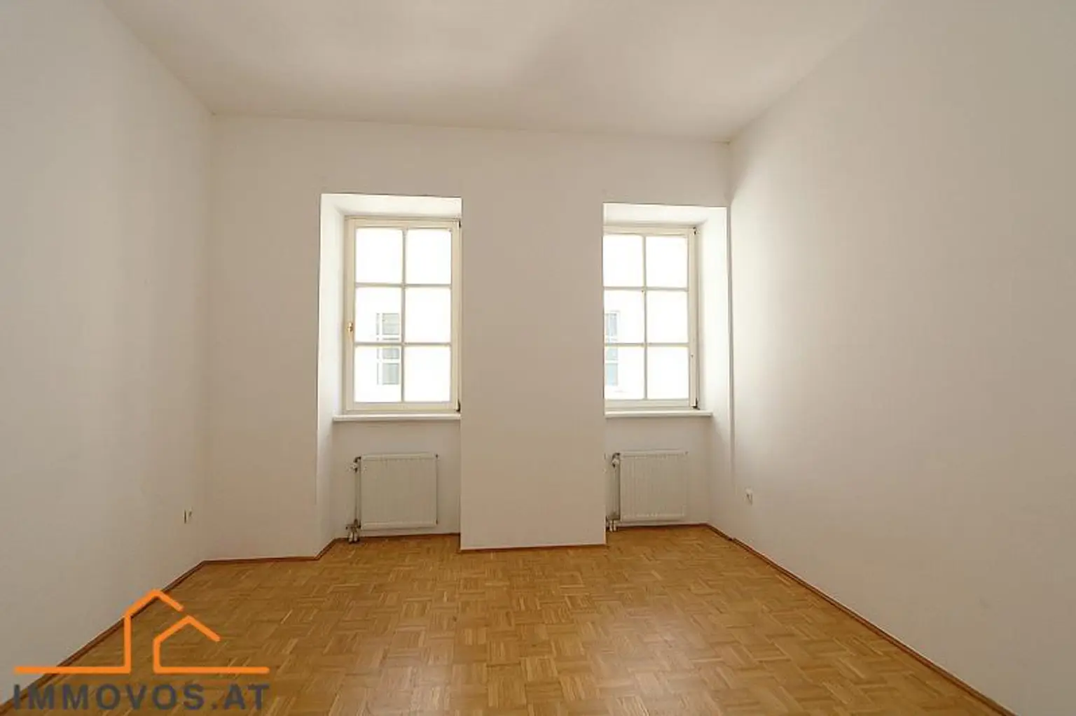Gelegenheit: 4-Zimmer-Altbau MIT  Balkon an der Grenze 7./8 im 2. Lift-Stock