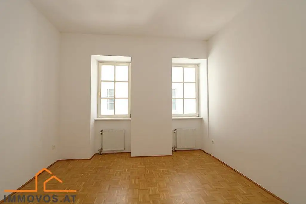 Gelegenheit: 4-Zimmer-Altbau MIT  Balkon an der Grenze 7./8 im 2. Lift-Stock