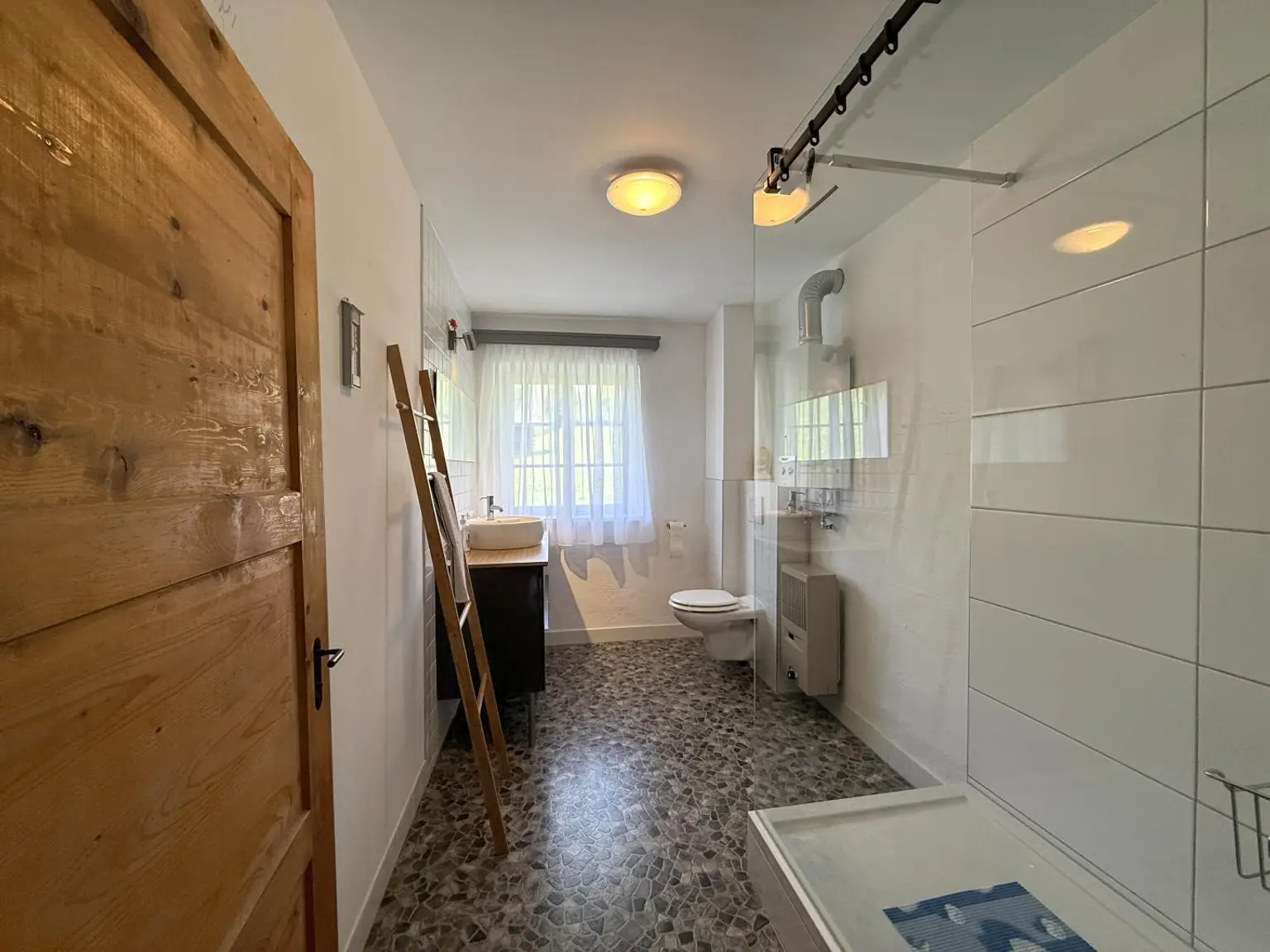 saniertes Bad mit Dusche und WC