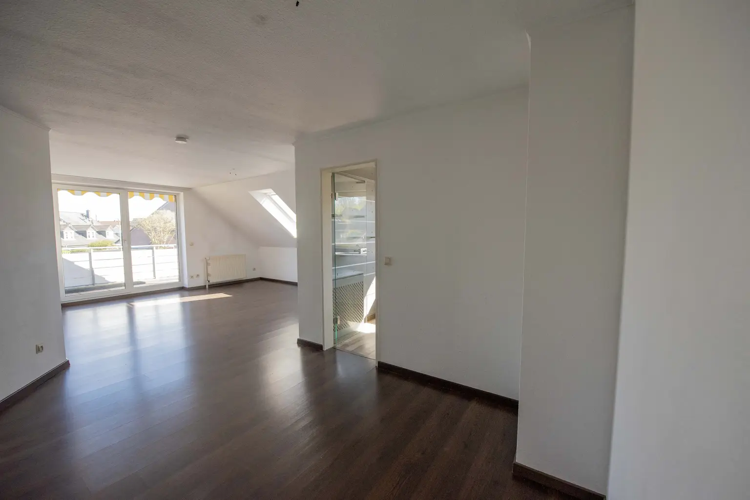 Eingagnsbereich mit Blick ins Wohnzimmer