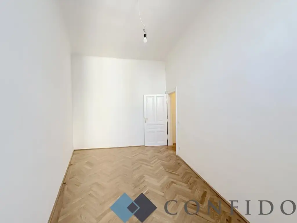 Erstbezug beim Rochusmarkt - Neu sanierte 5 Zimmer Altbauwohnung in begehrter Lage!