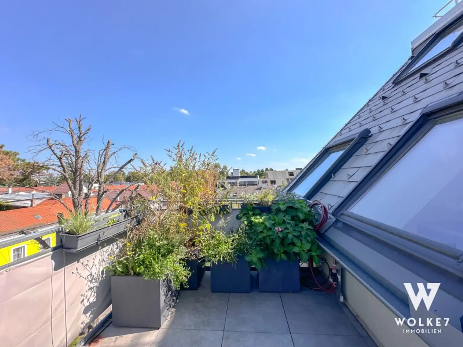 Exklusive 3-Zimmer-Dachgeschoss-Maisonette mit der Terrasse und Tiefgaragenplatz