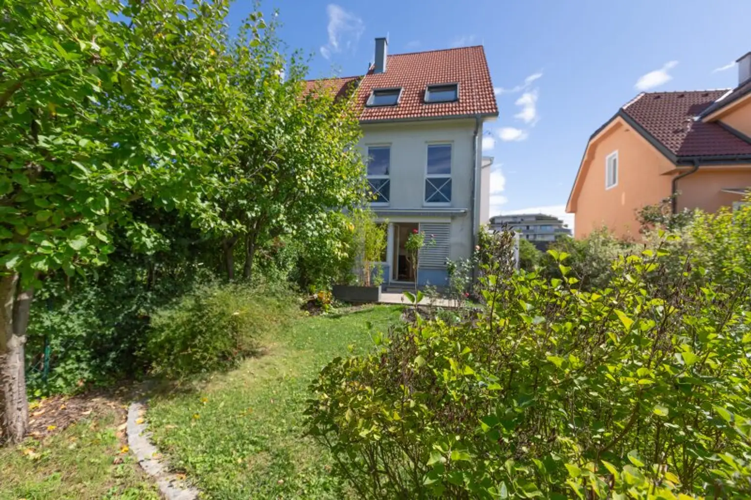 Sonnige moderne Doppelhaushälfte mit wunderschönem Garten