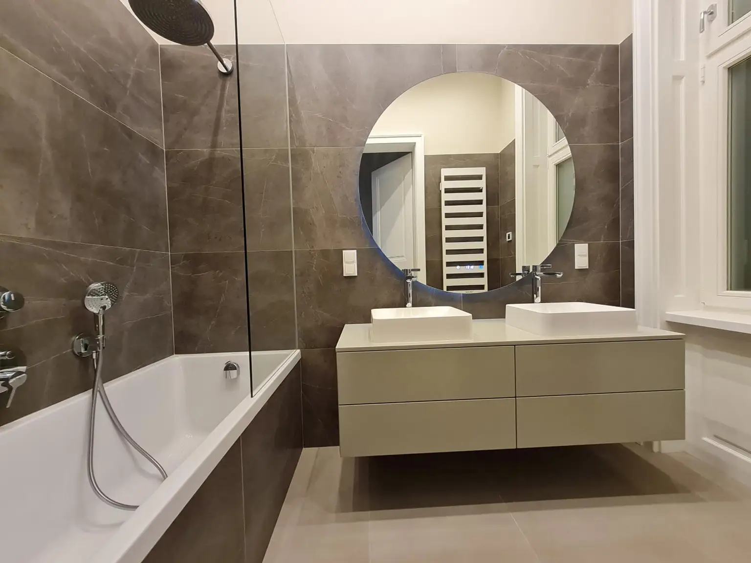 "Neu renoviert, 3 Zimmer"