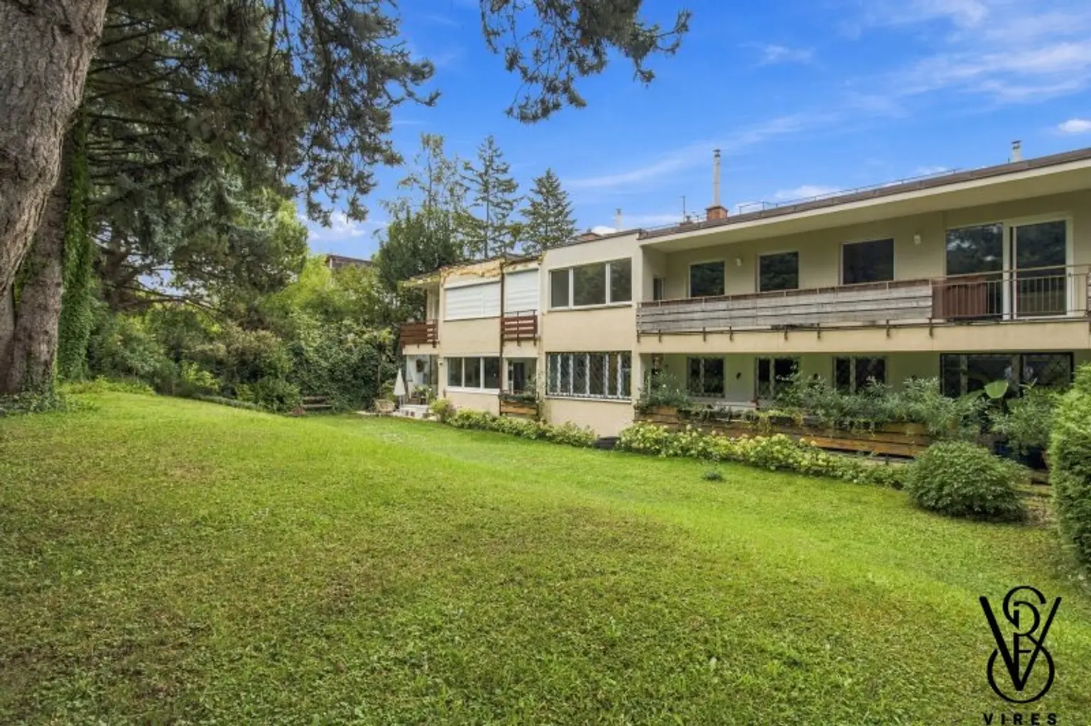 Gartenseite des Hauses mit Rasen