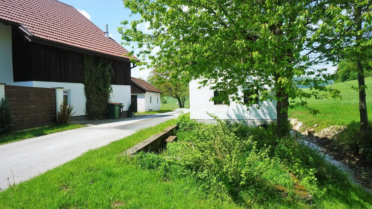 Bauernhaus mit Nebengebäude und Feldern in Durchham