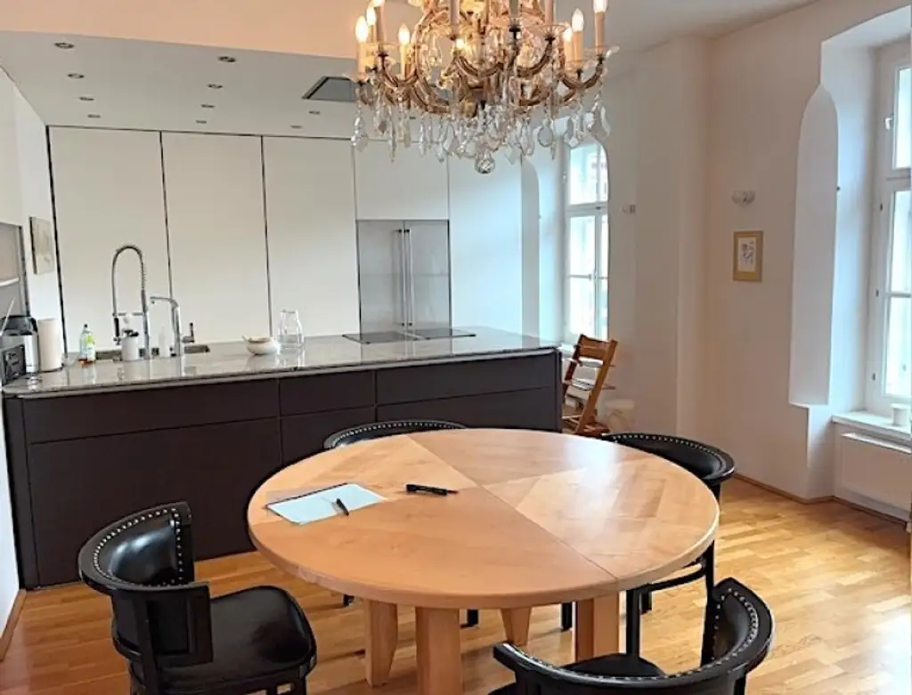 NÄHE ROCHUSMARKT GEPFLEGTE ALTBAUWOHNUNG mit GROSSEM BALKON