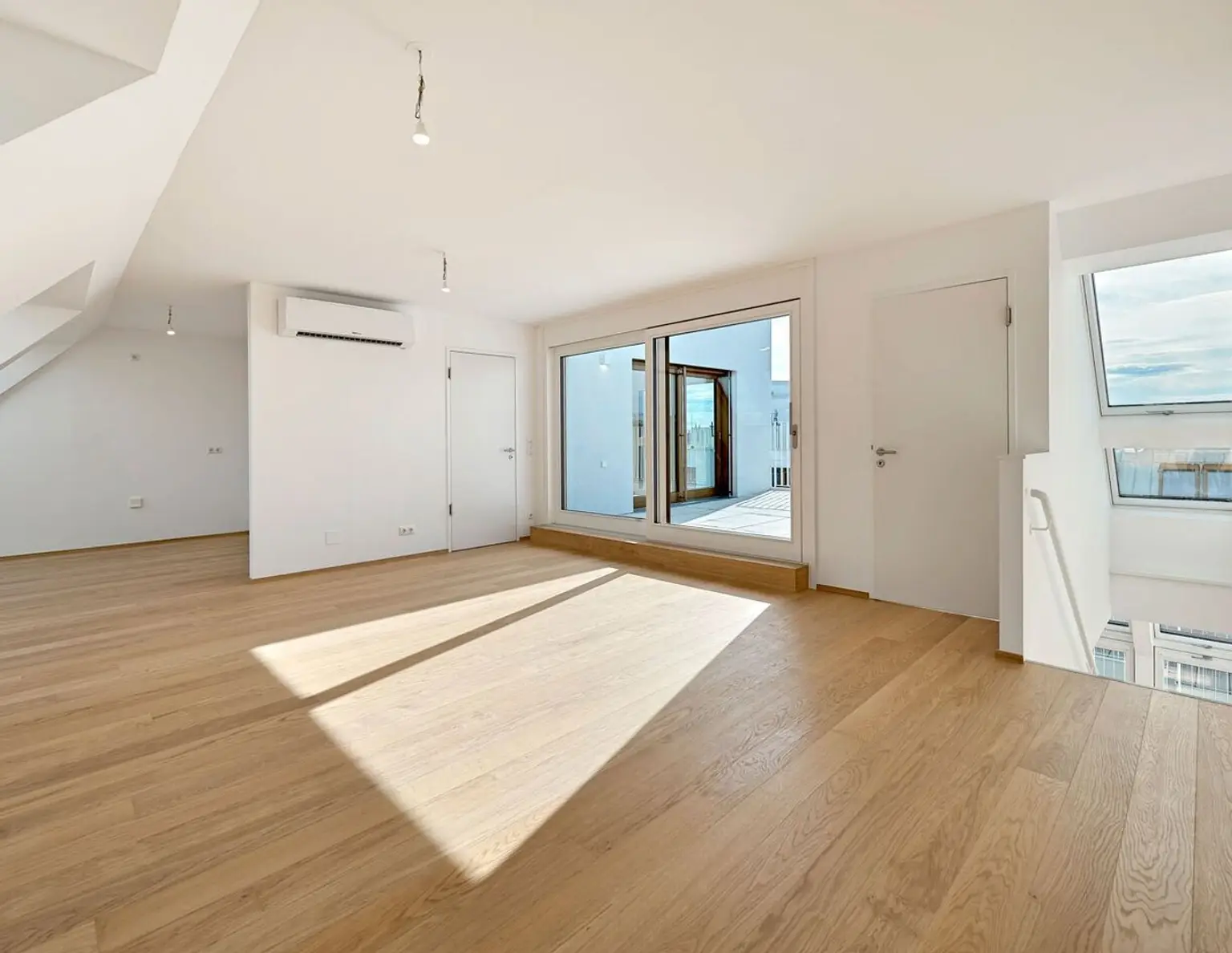 THE TEMPTATION - Große Maisonette Wohnung mit Terasse & Balkon - 4 Zimmer