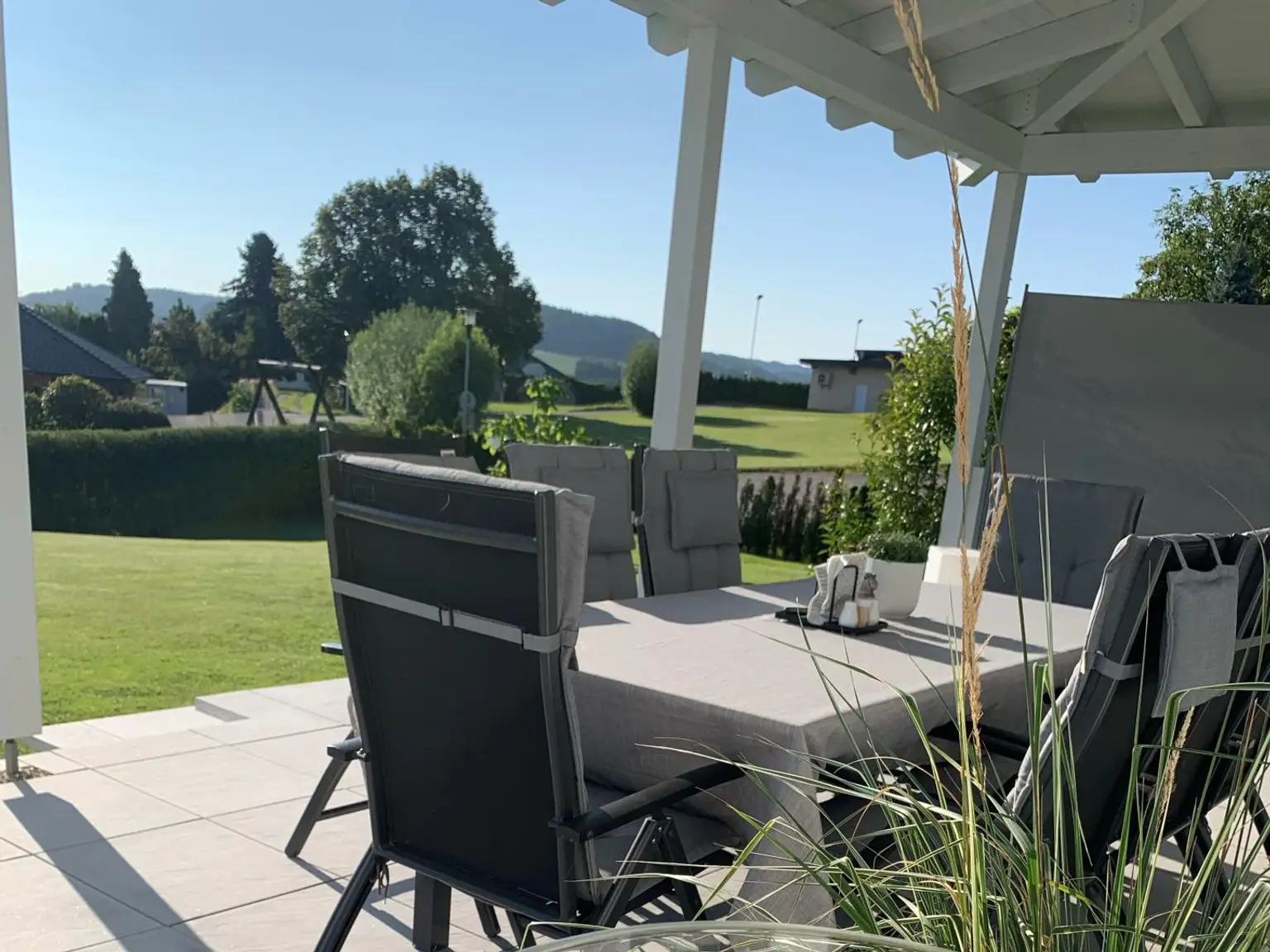 Terrasse mit Aussicht auf den Garten_01