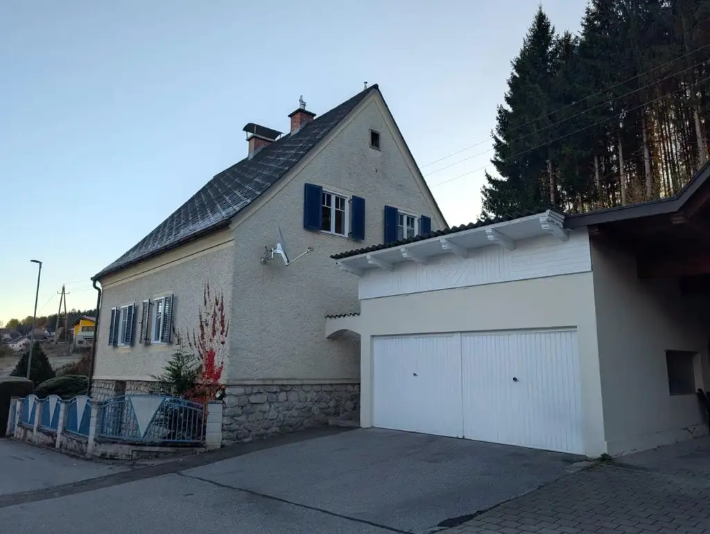 Liebevoll saniertes Einfamilienhaus in Ruhelage m. Doppelgarage - wartet auf Ihren Einzug