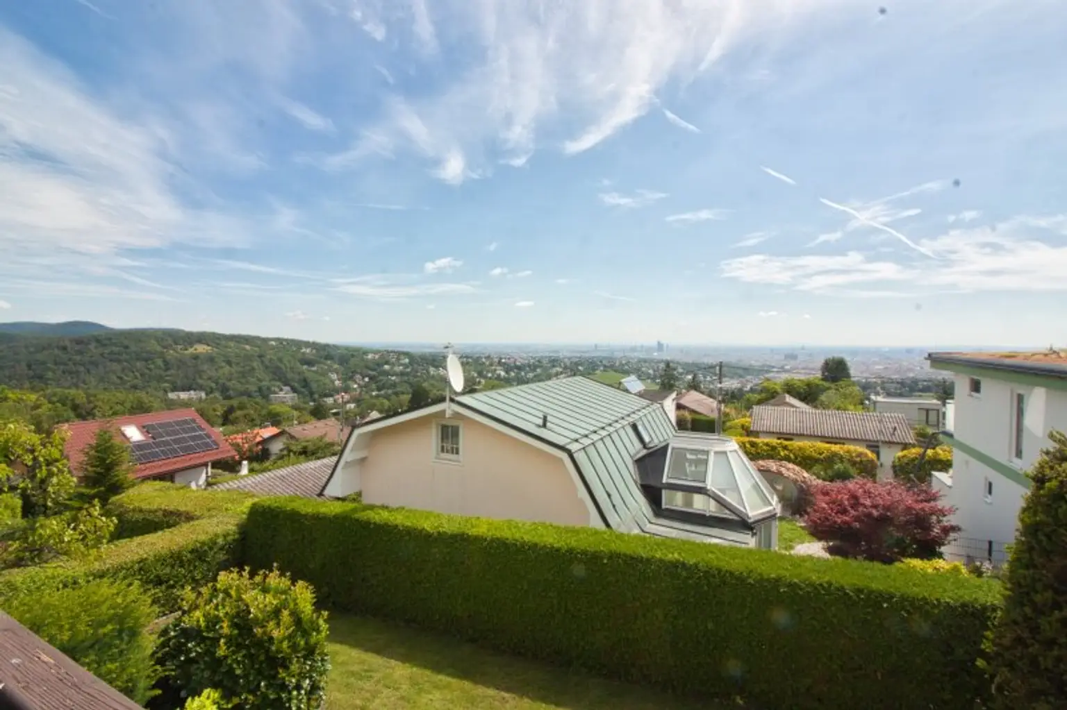 GANZ WIEN UNTER SICH | Eigengrund mit Blick über Wien und charmantem Kleingarten-/Einfamilienhaus am herrlichen HEUBERG