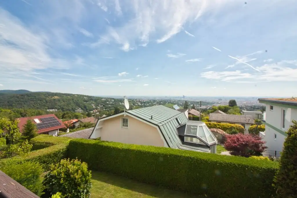 GANZ WIEN UNTER SICH | Eigengrund mit Blick über Wien und charmantem Kleingarten-/Einfamilienhaus am herrlichen HEUBERG