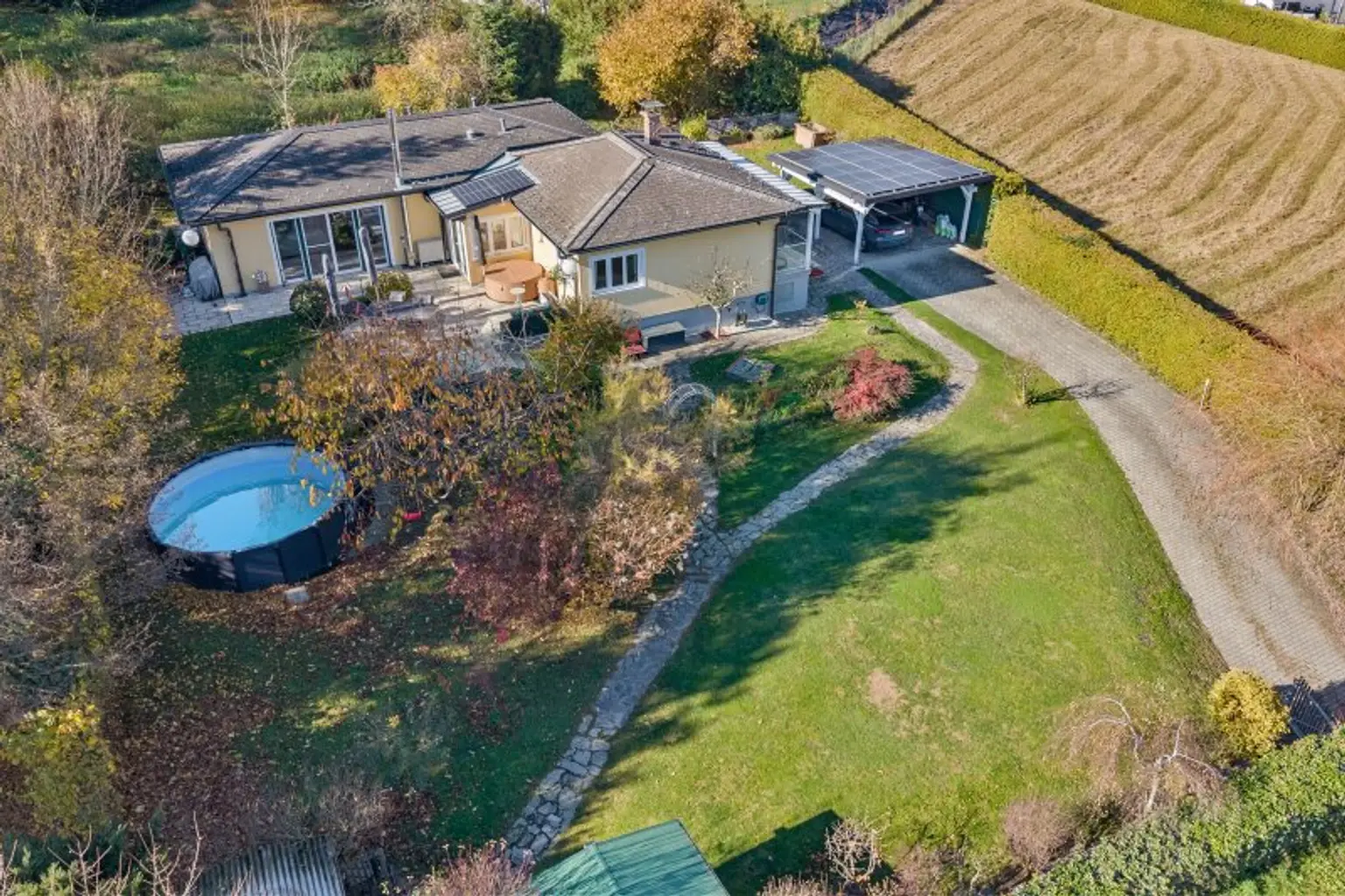 Wohnen mit Blick in den Wienerwald – Außergewöhnlicher Bungalow mit Pool und Photovoltaik