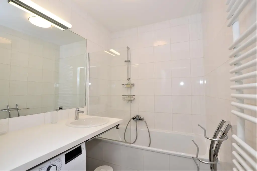 Kofferpacken und einziehen! Komplett ausgestattete 2 Zimmer Wohnung inkl. Garagenstellplatz