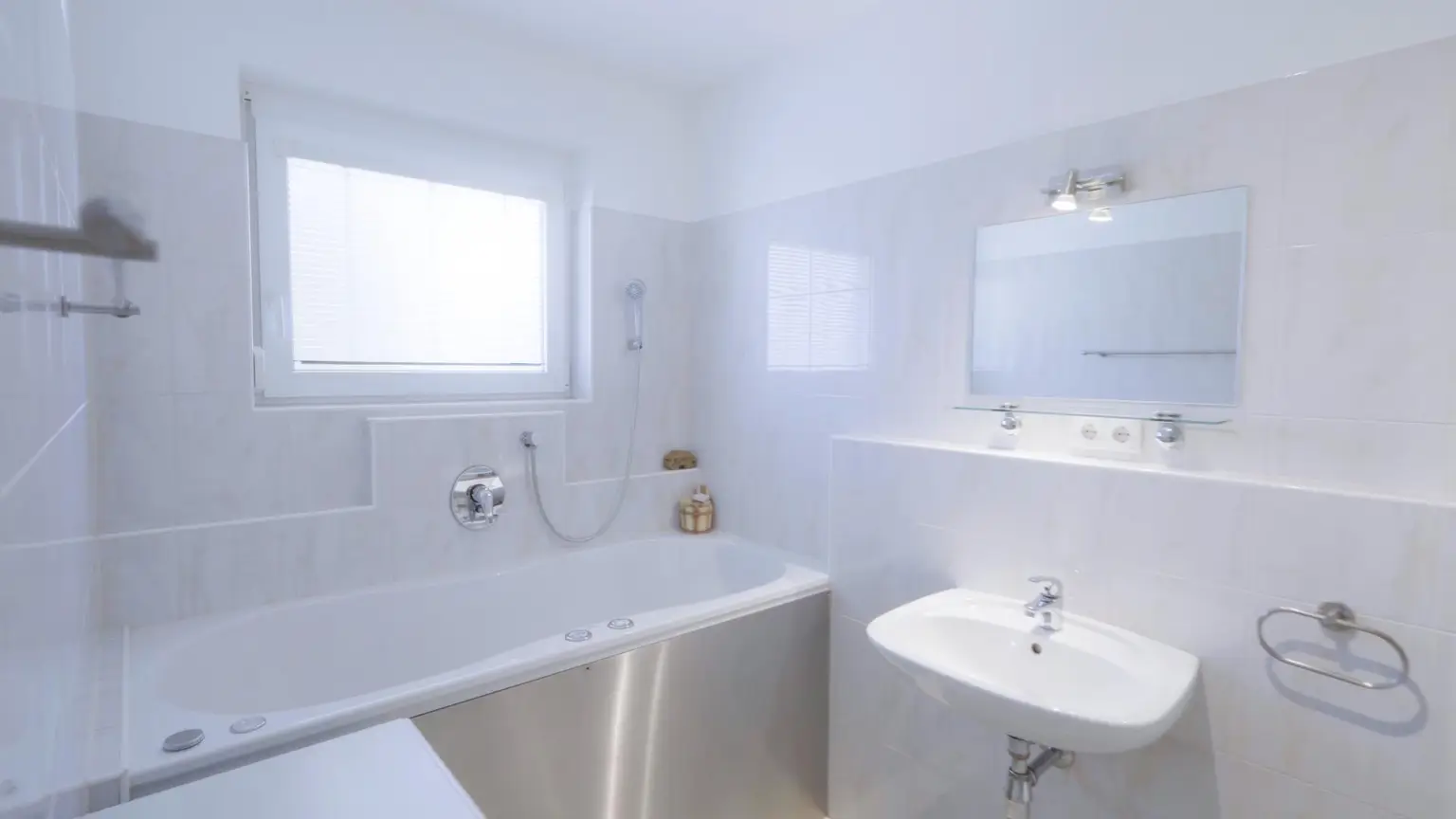 Bad mit Whirlpool-Badewanne und Dusche