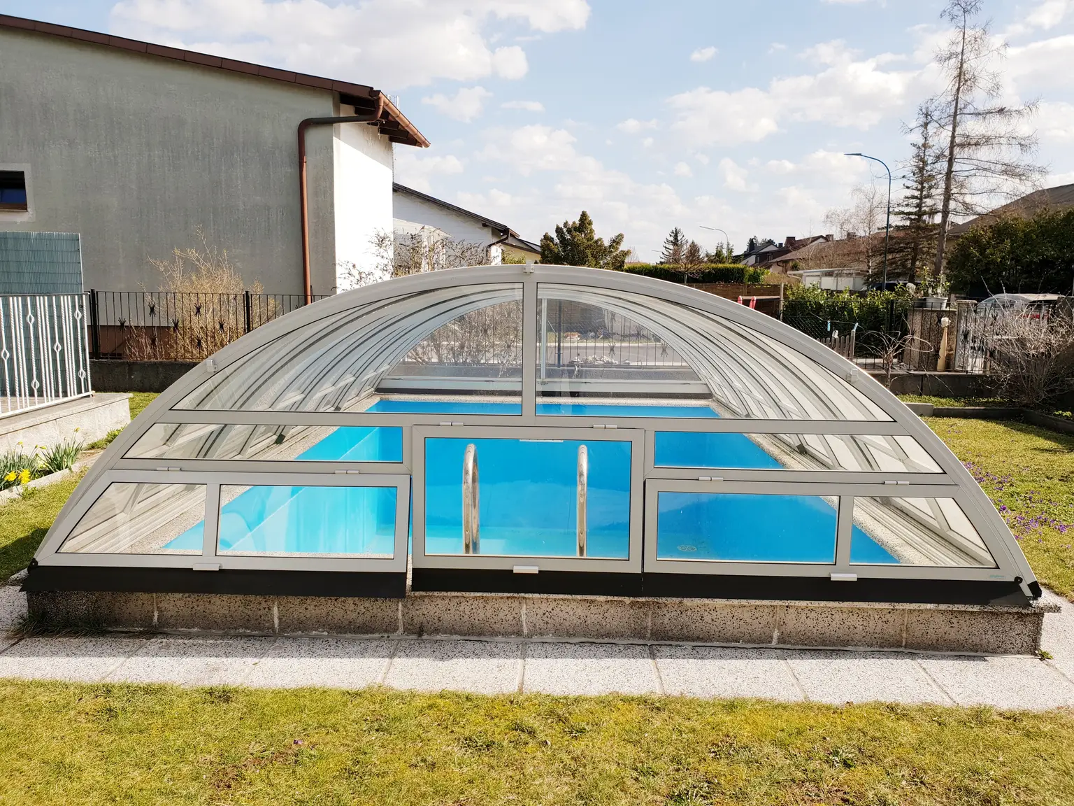 Edler Bungalow mit Swimmingpool zu verkaufen!