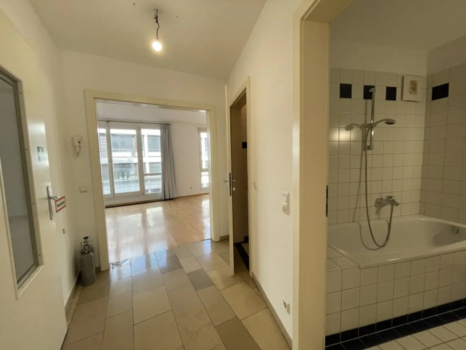 3 Zimmer Wohnung mit Gemeinschaftsdachterrasse direkt beim Karlsplatz!