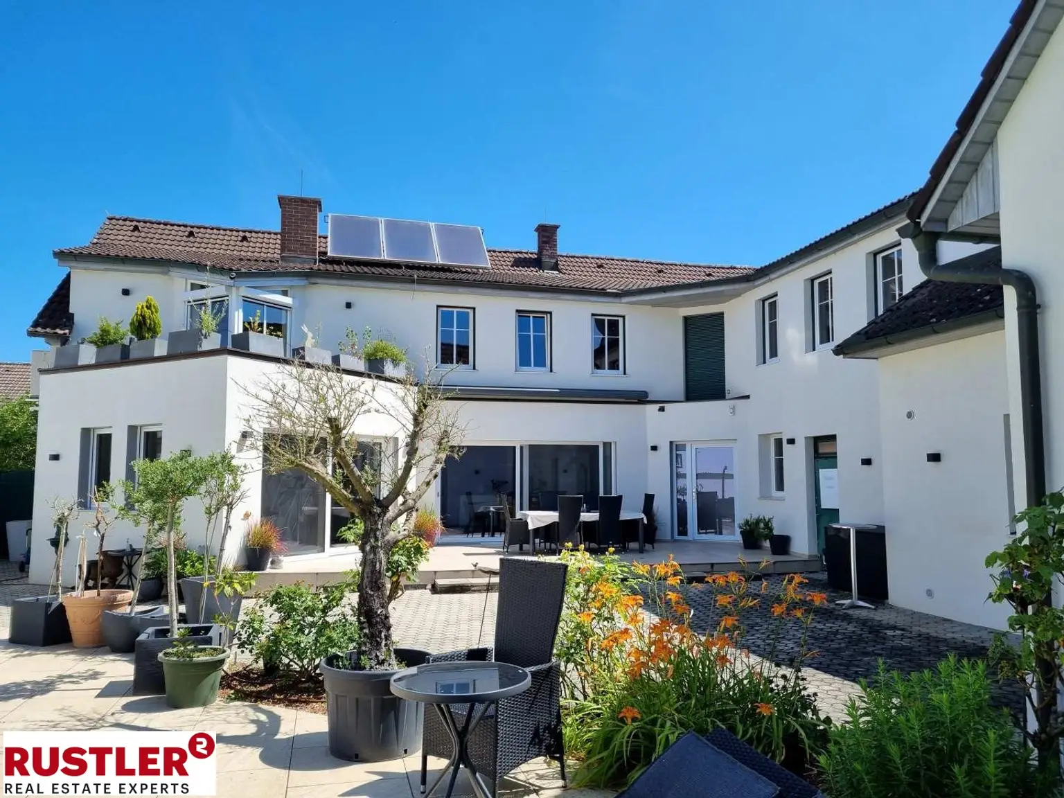 Großzügiges Einfamilienhaus mit separater Wohneinheit  & Pool