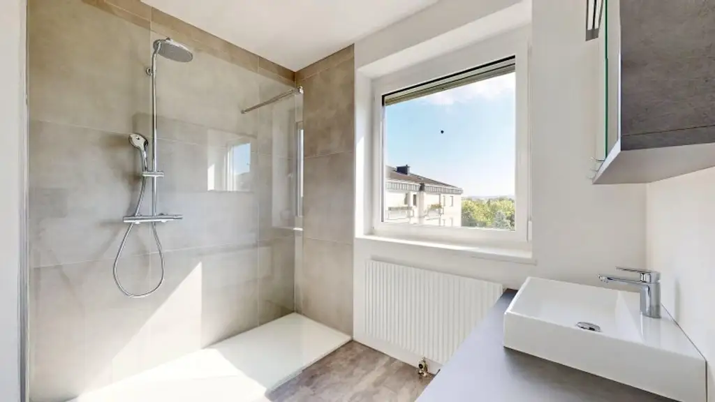 HELLE 3-ZIMMERWOHNUNG MIT LOGGIA IN GRÜNOASE!
