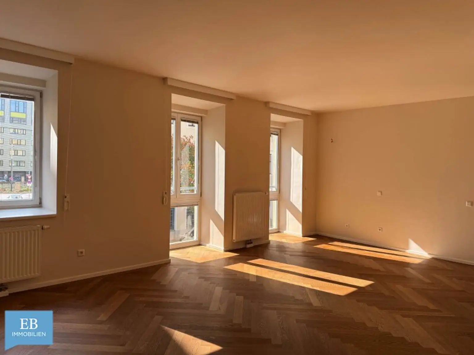 Helle Familienwohnung mit feiner Farbwelt und Fitnessraum im Haus