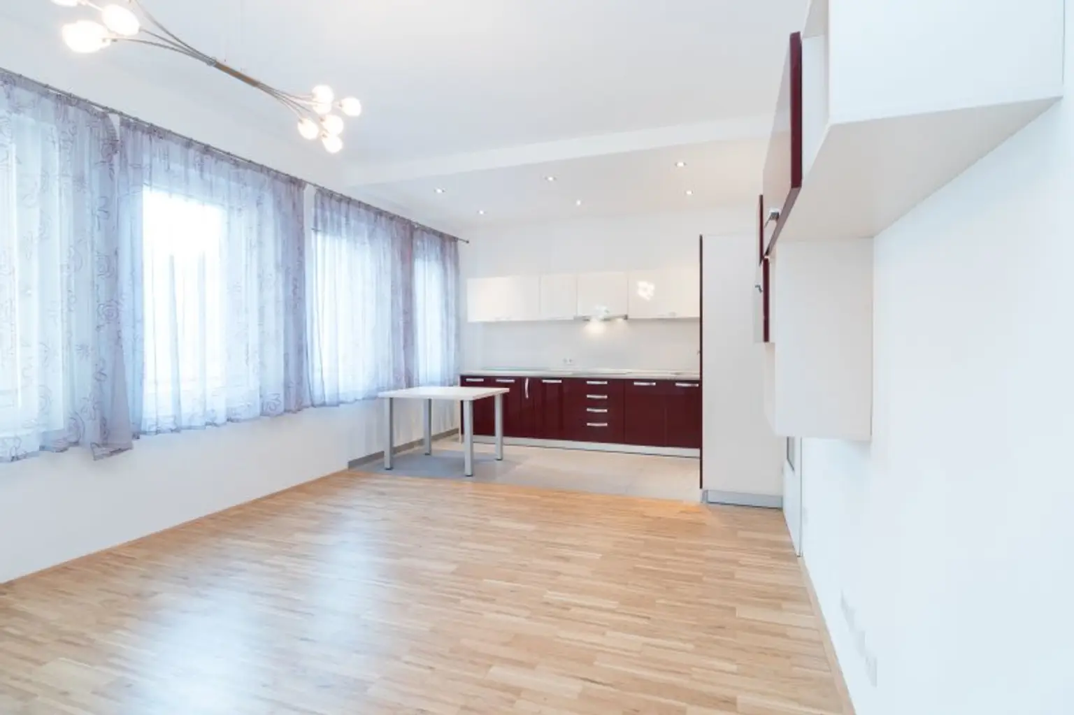 Sachen packen und einziehen! helle und teil-möblierte 2-Zimmer-Wohnung in 1040 Wien!