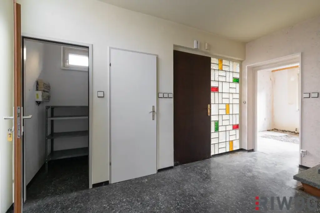 EIN- ODER ZWEIFAMILIENHAUS, gute Substanz, Modernisierungsbedarf