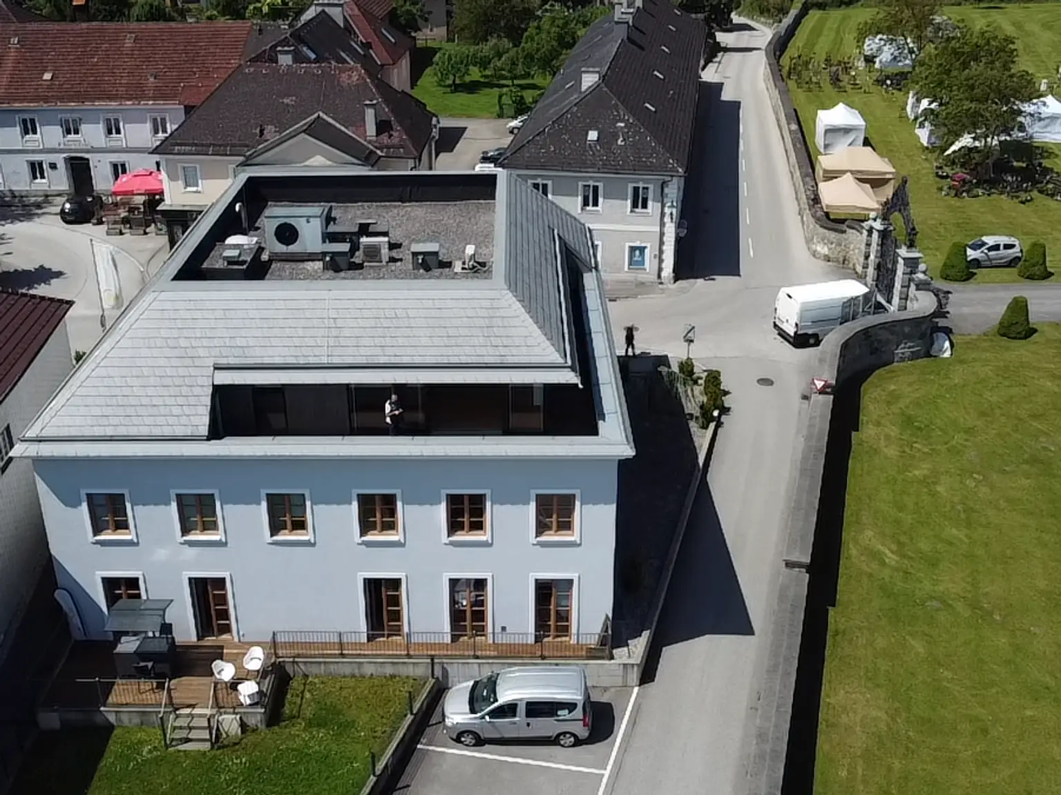 Gebäude von oben mit Blick auf PP (Luftaufnahme)