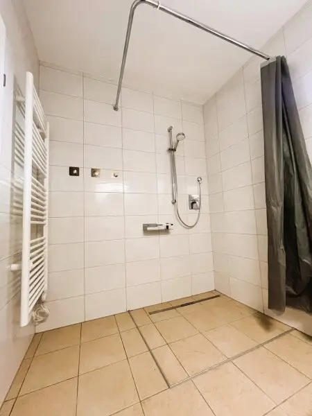 Bad mit Walk-In-Dusche und Fenster