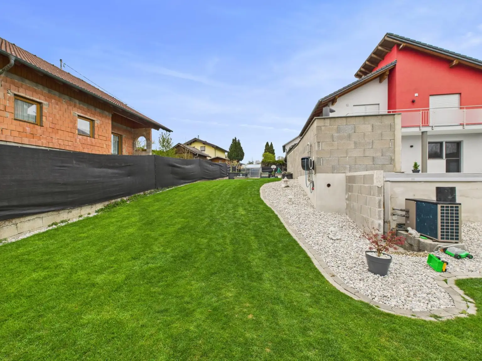 NÄHE WELS: Hochwertig modernisiertes Einfamilienhaus mit Traumgarten, Luxus - Poolanlage & smarter Haustechnik